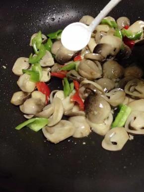 放少许盐和生抽调味即可出锅。