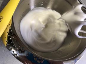 提起打蛋头，出现小弯勾即可。千万不要打太硬，否则卷的时候会裂。