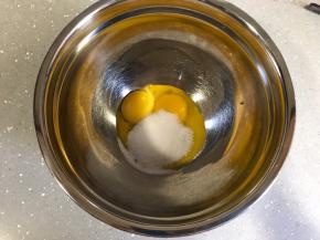 分离蛋清和蛋黄，容器保证无油无水。蛋黄里加入细砂糖，用手动打蛋器稍微打发。