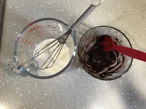 热水和可可粉混合均匀，牛奶和食用油乳化均匀。烤箱180度预热。