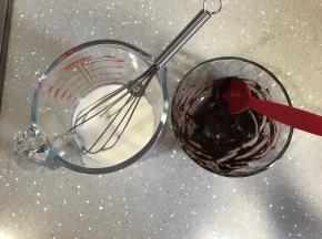 热水和可可粉混合均匀，牛奶和食用油乳化均匀。烤箱180度预热。