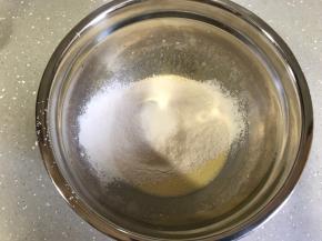 低筋面粉过筛加入。