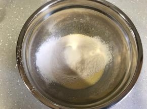 低筋面粉过筛加入。