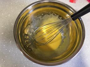 打发至颜色发白。