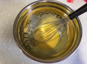 打发至颜色发白。