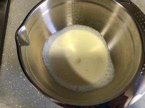 淡奶油加入细砂糖，开动电动打蛋器低速打发至裱花状态。