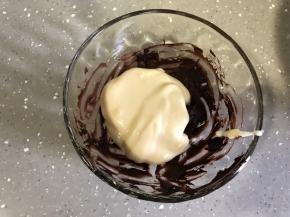 取一小部分蛋糕糊到可可糊中，翻拌均匀。