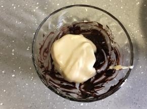 取一小部分蛋糕糊到可可糊中，翻拌均匀。