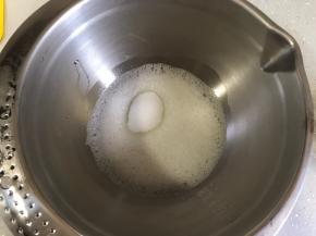 开动电动打蛋器低速将蛋白打至鱼眼状，加入细砂糖，继续高速转低速打发蛋白霜。