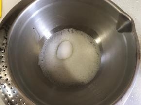 开动电动打蛋器低速将蛋白打至鱼眼状，加入细砂糖，继续高速转低速打发蛋白霜。