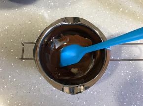 巧克力隔水融化。