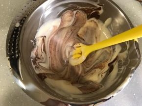 倒回蛋糕糊，翻拌几次即可。做大理石可可卷就不要拌匀，做巧克力蛋糕卷就拌匀。