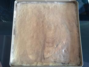 出炉摊凉。轻触表面如果手感是硬实的就是熟了，否则下次还需要多烤一下。
