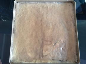 出炉摊凉。轻触表面如果手感是硬实的就是熟了，否则下次还需要多烤一下。
