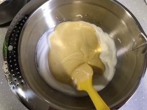 翻拌均匀的蛋糕糊倒回蛋白霜，用同样的手法翻拌均匀。