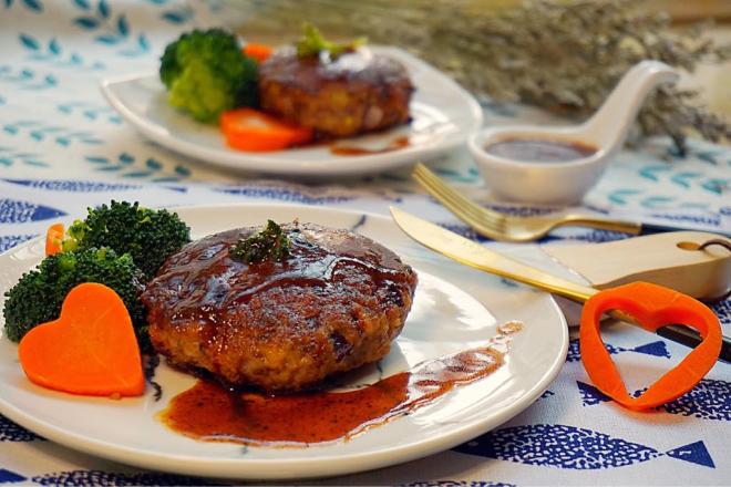 日式汉堡香酥肉饼（附红酒酱汁的做法）