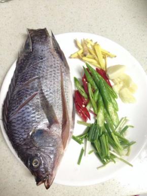 把所有材料准备好。（福寿鱼先处理干净用盐淹一会）