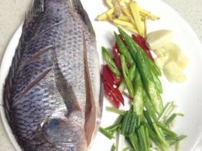 把所有材料准备好。（福寿鱼先处理干净用盐淹一会）