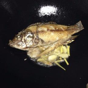 煎至二边微黄，加入蒜姜