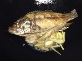 煎至二边微黄，加入蒜姜