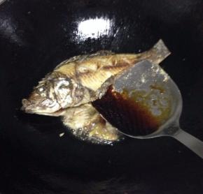 蒜和姜出香味后加生抽，少许老抽上色。