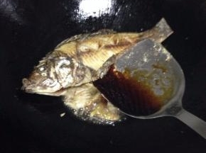 蒜和姜出香味后加生抽，少许老抽上色。