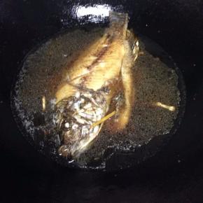 加入适量的清水盖上盖焖至8-10分钟。