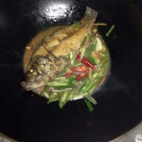 大火收汁前把切好的青红杭椒与葱倒入煮一小会即可出锅