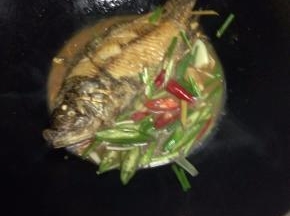 大火收汁前把切好的青红杭椒与葱倒入煮一小会即可出锅