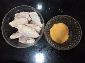 鸡翅洗干净，用厨房纸吸干水