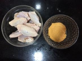 鸡翅洗干净，用厨房纸吸干水