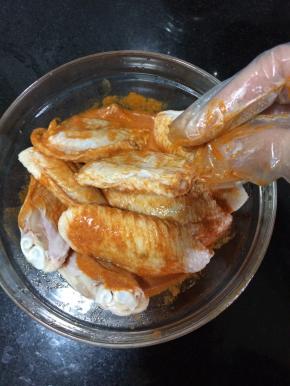 不想等太长时间想让鸡翅更入味的话可以用牙签在鸡翅上扎洞洞，我一般不扎洞，我一般是提前一天腌制的，不扎洞也很入味的