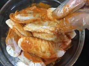 不想等太长时间想让鸡翅更入味的话可以用牙签在鸡翅上扎洞洞，我一般不扎洞，我一般是提前一天腌制的，不扎洞也很入味的