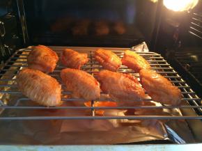 把鸡翅摆好在烤网上，烤盘上铺上锡纸，接住烘烤时滴落的油渍