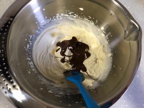 巧克力加入打发好的淡奶油，搅拌均匀。