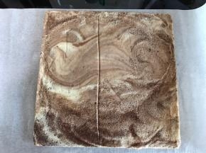 出炉后蛋糕边缘会慢慢分离，烤盘凉至不烫手，表面铺上油纸，将烤盘180度倒扣脱模，撕去底部油纸脱出毛巾底，再铺上干净油纸放凉。