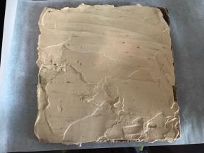 淡奶油抹在蛋糕片上，用擀面杖辅助将蛋糕片卷起，包好油纸，放冰箱冷藏至少30分钟。
做大理石蛋糕卷记得翻面哦，我忘记翻面了，把漂亮的纹路卷在了里面。蠢哭，后面也没拍照了