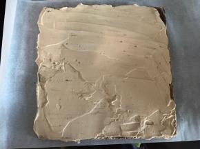 淡奶油抹在蛋糕片上，用擀面杖辅助将蛋糕片卷起，包好油纸，放冰箱冷藏至少30分钟。
做大理石蛋糕卷记得翻面哦，我忘记翻面了，把漂亮的纹路卷在了里面。蠢哭，后面也没拍照了