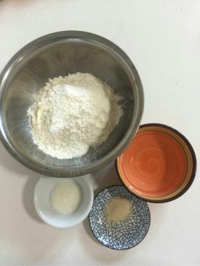 先用电子秤秤好白面团的量：面粉210克，水110克，糖15克，酵母1.5克！
