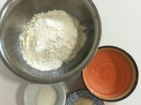 先用电子秤秤好白面团的量：面粉210克，水110克，糖15克，酵母1.5克！
