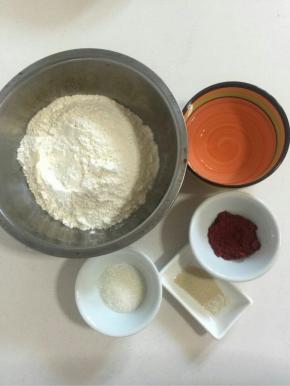 称好红面团的量：面粉210克，水100克，糖15克，酵母1.5克，红曲粉4克！
