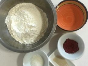 称好红面团的量：面粉210克，水100克，糖15克，酵母1.5克，红曲粉4克！

