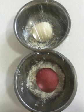将白面团和红面团的食材分别混合，揉成光滑的面团，盖上保鲜膜，放在温暖处发酵！

