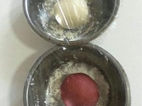 将白面团和红面团的食材分别混合，揉成光滑的面团，盖上保鲜膜，放在温暖处发酵！
