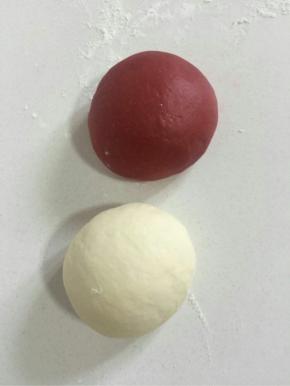 取出面团排气，使劲多揉搓一会儿，这样做出来的包子才更滋润，更好看！

