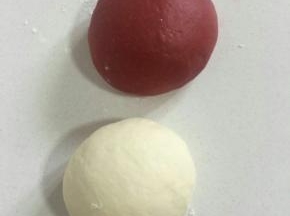 取出面团排气，使劲多揉搓一会儿，这样做出来的包子才更滋润，更好看！

