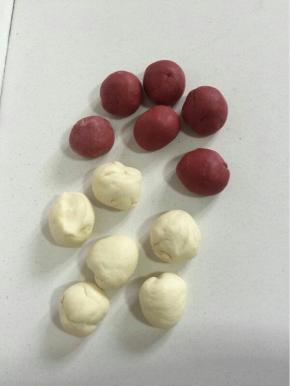把两种颜色的面团分别分成6个大小一致的小剂子。每个颜色面团留一个，用来制做猪猪包的鼻子和耳朵！

