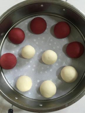 把剩下的小剂子揉圆放进蒸屉中！
