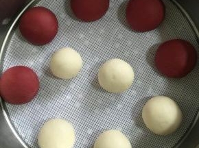 把剩下的小剂子揉圆放进蒸屉中！
