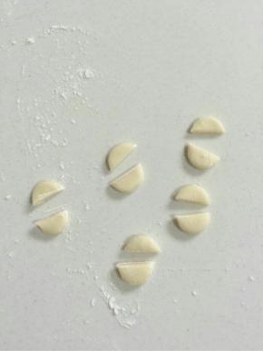 取一个小圆，把圆从中间对半切开就是猪猪包的耳朵了！

